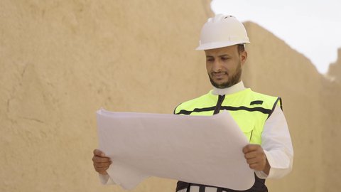 التعرف على فن العمارة القديمة، ذكرى تأسيس الدولة السعودية الأولى 22 فبراير، مهندس عربي خليجي سعودي يرتدي السترة والخوذة يمسك بيده المخطط المعماري، اصول بناء البيوت والقصور التراثية، يوم بدينا 1727 م، اليوم الوطني 23 سبتمبر