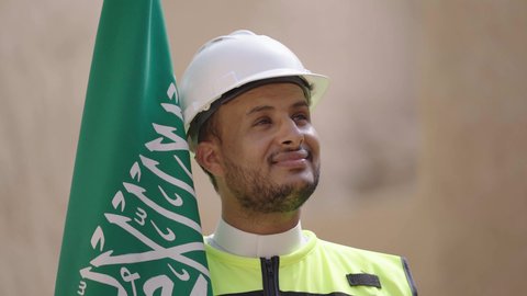 التعرف على فن العمارة القديمة، ذكرى تأسيس الدولة السعودية الأولى 22 فبراير، مهندس عربي خليجي سعودي يرتدي السترة والخوذة يحمل شعار الوطن للاحتفال بيوم العلم 11 مارس، التجول في الحي الشعبي، اصول بناء البيوت والقصور التراثية، يوم بدينا 1727 م، اليوم الوطني 23 سبتمبر