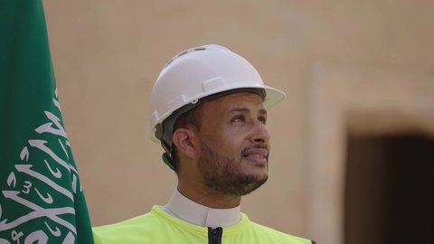 اصول بناء البيوت والقصور التراثية، يوم بدينا 1727 م، اليوم الوطني 23 سبتمبر، التعرف على فن العمارة القديمة، ذكرى تأسيس الدولة السعودية الأولى 22 فبراير، مهندس عربي خليجي سعودي يرتدي السترة والخوذة يحمل شعار الوطن للاحتفال بيوم العلم 11 مارس، التجول في الحي الشعبي