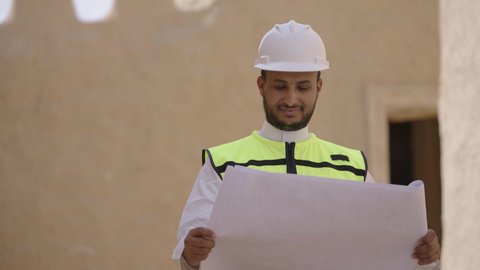 التعرف على فن العمارة القديمة، ذكرى تأسيس الدولة السعودية الأولى 22 فبراير، مهندس عربي خليجي سعودي يرتدي السترة والخوذة يمسك بيده المخطط المعماري، اصول بناء البيوت والقصور التراثية، يوم بدينا 1727 م، اليوم الوطني 23 سبتمبر