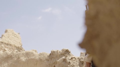 الحراسة والمراقبة للدفاع والحفاظ على تاريخ وتراث المملكة، يوم بدينا 22 فبراير، الحرب والقتال بالبنادق لحماية الوطن، تأسيس الدولة السعودية الأولى 1727 م، رجل عربي خليجي سعودي يرتدي الزي الشعبي التقليدي يحمل البندقية في احياء شعبية طينية