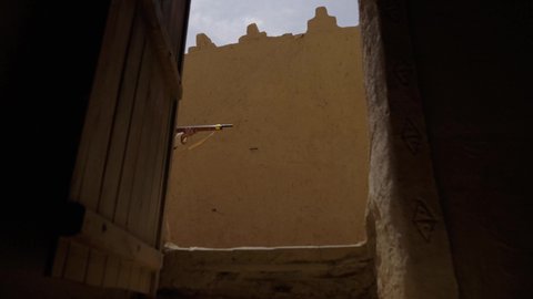 الحراسة والمراقبة للدفاع والحفاظ على تاريخ وتراث المملكة، يوم بدينا 22 فبراير، الحرب والقتال بالبنادق لحماية الوطن، تأسيس الدولة السعودية الأولى 1727 م، رجل عربي خليجي سعودي يرتدي الزي الشعبي التقليدي يحمل البندقية في احياء شعبية طينية