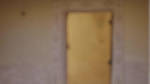 الحفاظ والدفاع على تاريخ وتراث المملكة، يوم بدينا 22 فبراير، الحرب والقتال بالبنادق لحماية الوطن، تأسيس الدولة السعودية الأولى 1727 م، رجل عربي خليجي سعودي يرتدي الزي الشعبي التقليدي يحمل البندقية في احياء شعبية طينية، مفهوم المراقبة والحراسة