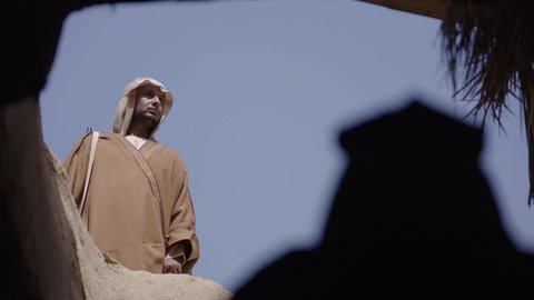 الحراسة والمراقبة للدفاع والحفاظ على تاريخ وتراث المملكة، يوم بدينا 22 فبراير، الحرب والقتال بالبنادق لحماية الوطن، تأسيس الدولة السعودية الأولى 1727 م، رجل عربي خليجي سعودي يرتدي الزي الشعبي التقليدي يحمل البندقية في احياء شعبية طينية