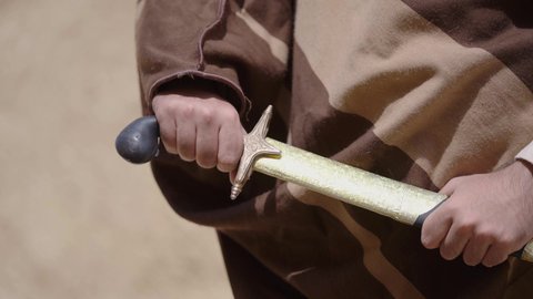 أدوات الحرب القديمة، المبارزة بالسيف للحماية وتأسيس الدولة السعودية الأولى 1727 م، رجلان عربيان خليجيان سعوديان يرتديان الزي الشعبي يتبارزان بالسيوف في بيت طيني، يوم بدينا 22 فبراير، مفهوم الحرب والدفاع عن الوطن، الحفاظ على تاريخ وتراث المملكة