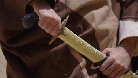 أدوات الحرب القديمة، المبارزة بالسيف للحماية وتأسيس الدولة السعودية الأولى 1727 م، رجلان عربيان خليجيان سعوديان يرتديان الزي الشعبي يتبارزان بالسيوف في بيت طيني، يوم بدينا 22 فبراير، مفهوم الحرب والدفاع عن الوطن، الحفاظ على تاريخ وتراث المملكة