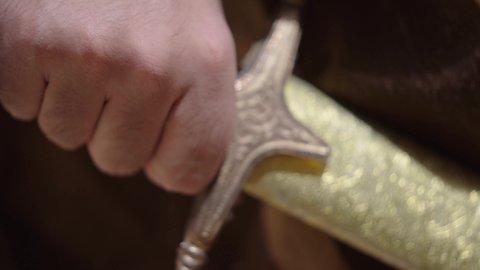 المبارزة بالسيف للحماية وتأسيس الدولة السعودية الأولى 1727 م، رجلان عربيان خليجيان سعوديان يرتديان الزي الشعبي يتبارزان بالسيوف في بيت طيني، يوم بدينا 22 فبراير، مفهوم الحرب والدفاع عن الوطن، الحفاظ على تاريخ وتراث المملكة، أدوات الحرب القديمة