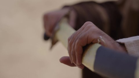 المبارزة بالسيف للحماية وتأسيس الدولة السعودية الأولى 1727 م، رجلان عربيان خليجيان سعوديان يرتديان الزي الشعبي يتبارزان بالسيوف في بيت طيني، يوم بدينا 22 فبراير، مفهوم الحرب والدفاع عن الوطن، الحفاظ على تاريخ وتراث المملكة، أدوات الحرب القديمة