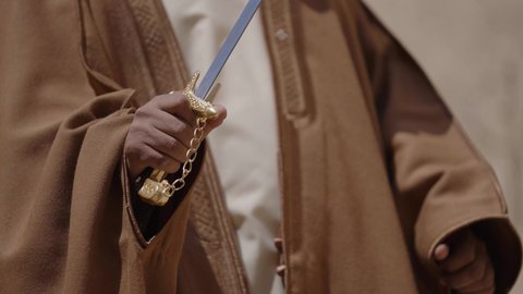 المبارزة بالسيف للحماية وتأسيس الدولة السعودية الأولى 1727 م، رجلان عربيان خليجيان سعوديان يرتديان الزي الشعبي يتبارزان بالسيوف في بيت طيني، يوم بدينا 22 فبراير، مفهوم الحرب والدفاع عن الوطن، الحفاظ على تاريخ وتراث المملكة، أدوات الحرب القديمة