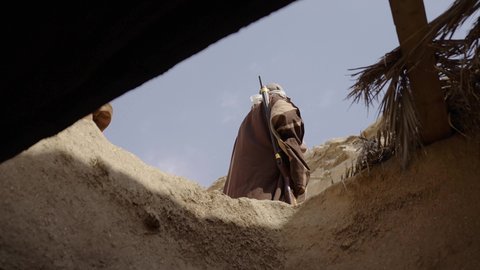 استخدام السلاح للحفاظ على وممتلكات المملكة، رجل عربي خليجي سعودي يرتدي زي شعبي تقليدي يمسك بيده البندقيه، يوم بدينا  1727 م، ذكرى تأسيس الدولة السعودية الأولى 22 فبراير، الاستعداد والتجهز للدفاع وحماية الوطن