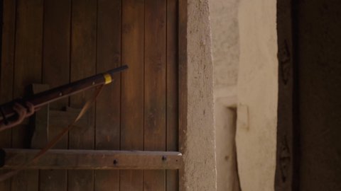 الاستعداد والتجهز للدفاع وحماية الوطن، استخدام السلاح للحفاظ على وممتلكات المملكة، رجل عربي خليجي سعودي يرتدي زي شعبي تقليدي يمسك بيده البندقيه، يوم بدينا  1727 م، ذكرى تأسيس الدولة السعودية الأولى 22 فبراير