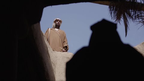 الاستعداد والتجهز للدفاع وحماية الوطن، استخدام السلاح للحفاظ على وممتلكات المملكة، رجل عربي خليجي سعودي يرتدي زي شعبي تقليدي يمسك بيده البندقيه، يوم بدينا  1727 م، ذكرى تأسيس الدولة السعودية الأولى 22 فبراير