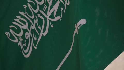 علم المملكة العربية السعودية المرفرف في مكان تاريخي قديم، الاحتفال بذكرى اليوم الوطني السعودي 23 سبتمبر، يوم العلم 11 مارس، راية التوحيد والإسلام في منزل طيني قديم، احتفالات ومناسبات وطنية، مفهوم حب الوطن والانتماء إليه
