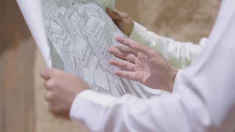 يوم بدينا 1727 م، ذكرى تأسيس الدولة السعودية الأولى 22 فبراير، تبادل الاحاديث حول اكتشاف فن العمارة القديم، مهندسان عربيان خليجيان سعوديان يرتديان السترة وخوذة الحماية ينظران الى اساسيات بناء البيوت الطينية