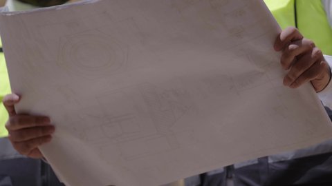 يوم بدينا 1727 م، ذكرى تأسيس الدولة السعودية الأولى 22 فبراير، تبادل الاحاديث حول اكتشاف فن العمارة القديم، مهندسان عربيان خليجيان سعوديان يرتديان السترة وخوذة الحماية ينظران الى اساسيات بناء البيوت الطينية