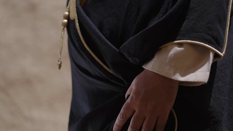 حب الوطن والانتماء اليه، التجول في الاماكن التاريخية القديمة، ذكرى تأسيس الدولة السعودية الأولى 1727 م, يوم بدينا 22 فبراير, رجل عربي خليجي سعودي يرتدي البشت والغترة والعقال الذهبي العريض يقف في مكان أثري قديم، ارتداء الزي الشعبي  التقليدي في المناسبة الوطنية