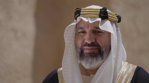 حب الوطن والانتماء اليه، التجول في الاماكن التاريخية القديمة، ذكرى تأسيس الدولة السعودية الأولى 1727 م, يوم بدينا 22 فبراير, رجل عربي خليجي سعودي يرتدي البشت والغترة والعقال الذهبي العريض يقف في مكان أثري قديم، ارتداء الزي الشعبي  التقليدي في المناسبة الوطنية