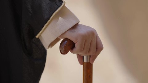 حب الوطن والانتماء اليه، التجول في الاماكن التاريخية القديمة، ذكرى تأسيس الدولة السعودية الأولى 1727 م, يوم بدينا 22 فبراير, رجل عربي خليجي سعودي يرتدي البشت والغترة والعقال الذهبي العريض يقف في مكان أثري قديم، ارتداء الزي الشعبي  التقليدي في المناسبة الوطنية