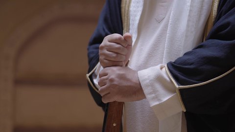 تعابير الفخر والاعتزاز،  قرية تاريخية قديمة، ارتداء الزي الشعبي  التقليدي في عيد ومناسبة وطنية، إحياء ذكرى تأسيس الدولة السعودية الأولى 1727 م, يوم بدينا 22 فبراير, رجل عربي خليجي سعودي يرتدي البشت والغترة والعقال الذهبي العريض يقف في منزل طيني قديم