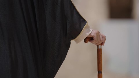 ارتداء الزي الشعبي لإحياء عيد ومناسبة وطنية، قرية تاريخية قديمة، إحياء ذكرى تأسيس الدولة السعودية الأولى 1727 م, يوم بدينا 22 فبراير, رجل عربي خليجي سعودي يرتدي البشت والغترة والعقال الذهبي العريض يتجول في الأحياء القديمة، مفهوم حب الوطن والانتماء اليه