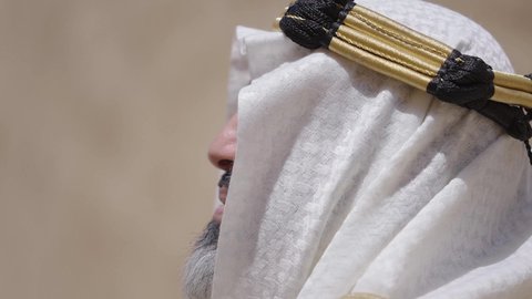 ارتداء الزي الشعبي لإحياء عيد ومناسبة وطنية، قرية تاريخية قديمة، إحياء ذكرى تأسيس الدولة السعودية الأولى 1727 م, يوم بدينا 22 فبراير, رجل عربي خليجي سعودي يرتدي البشت والغترة والعقال الذهبي العريض يتجول في الأحياء القديمة، مفهوم حب الوطن والانتماء اليه