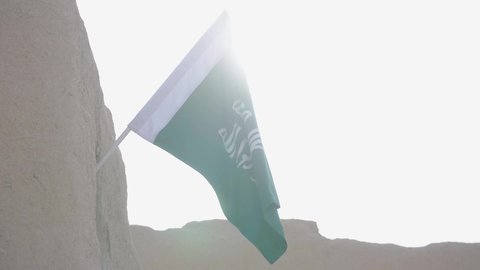 احتفالات ومناسبات وطنية، مفهوم حب الوطن والانتماء إليه، علم يوم التأسيس المرفرف في مكان تاريخي قديم، الاحتفال بذكرى اليوم الوطني السعودي 23 سبتمبر، يوم العلم 11 مارس، راية التوحيد والإسلام في منزل طيني قديم