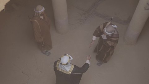 الحراسة والمراقبة للدفاع عن الوطن، الحوار والتخطيط للحرب، يوم بدينا 22 فبراير، القتال بالبنادق للحماية وتأسيس الدولة السعودية الأولى 1727م، مجموعة رجال عرب خليجيين سعوديين ملثمين يرتدون الزي الشعبي التقليدي يحملون البندقيات