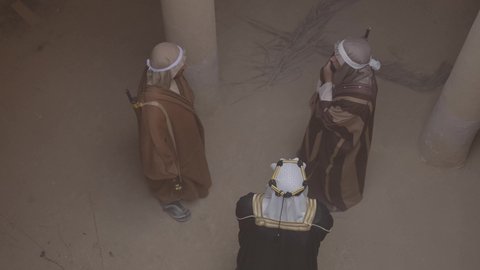 الحراسة والمراقبة للدفاع عن الوطن، الحوار والتخطيط للحرب، يوم بدينا 22 فبراير، القتال بالبنادق للحماية وتأسيس الدولة السعودية الأولى 1727م، مجموعة رجال عرب خليجيين سعوديين ملثمين يرتدون الزي الشعبي التقليدي يحملون البندقيات