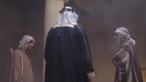 الحوار والتخطيط للحرب، يوم بدينا 22 فبراير، القتال بالبنادق للحماية وتأسيس الدولة السعودية الأولى 1727م، مجموعة رجال عرب خليجيين سعوديين ملثمين يرتدون الزي الشعبي التقليدي يحملون البندقيات، الحراسة والمراقبة للدفاع عن الوطن