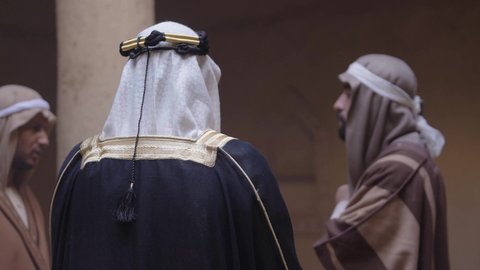 الحوار والتخطيط للحرب، يوم بدينا 22 فبراير، القتال بالبنادق للحماية وتأسيس الدولة السعودية الأولى 1727م، مجموعة رجال عرب خليجيين سعوديين ملثمين يرتدون الزي الشعبي التقليدي يحملون البندقيات، الحراسة والمراقبة للدفاع عن الوطن