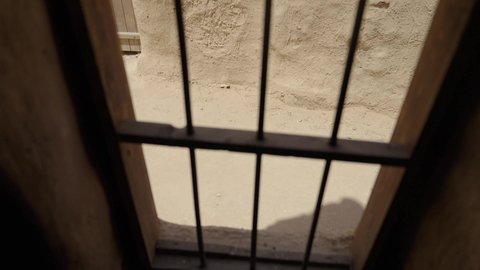 الاحتفال باليوم الوطني 23 سبتمبر, ذكرى يوم التأسيس 22 فبراير, سيدة عربية خليجية سعودية ترتدي العباءة السوداء والبرقع تمسك بيدها العلم وتتجول في الاحياء القديمة, يوم العلم السعودي 11 مارس, التفاخر بالإنتماء للوطن, ارتداء الأزياء الشعبية التقليدية في المناسبة الوطنية