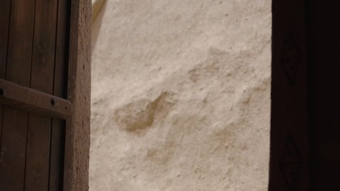 يوم العلم 11 مارس، الجمال العربي البدوي للنساء السعوديات، يوم بدينا 1727 م، ارتداء الزي الشعبي في ذكرى تأسيس الدولة السعودية الاولى 22 فبراير، امرأة عربية خليجية سعودية ترتدي العباءة السوداء والبرقع تحمل بيدها علم المملكة في اليوم الوطني 23 سبتمبر