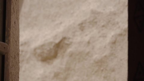 يوم العلم 11 مارس، الجمال العربي البدوي للنساء السعوديات، يوم بدينا 1727 م، ارتداء الزي الشعبي في ذكرى تأسيس الدولة السعودية الاولى 22 فبراير، امرأة عربية خليجية سعودية ترتدي العباءة السوداء والبرقع تحمل بيدها علم المملكة في اليوم الوطني 23 سبتمبر