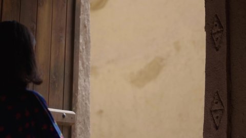 تربيه الأبناء على حب الوطن، يوم بدينا 1727 م، ذكرى تأسيس الدولة السعودية الاولى 22 فبراير، إمرأة عربية خليجية سعودية ترتدي البرقع والعباءة تتجول مع ابنتها في حي طيني شعبي، المحافظة على التراث السعودي، تبادل الأحاديث بإيماءات السعادة