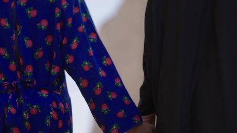 تربيه الأبناء على حب الوطن، يوم بدينا 1727 م، ذكرى تأسيس الدولة السعودية الاولى 22 فبراير، إمرأة عربية خليجية سعودية ترتدي البرقع والعباءة تتجول مع ابنتها في حي طيني شعبي، المحافظة على التراث السعودي، تبادل الأحاديث بإيماءات السعادة