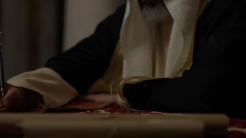 يوم بدينا 22 فبراير, رجل عربي خليجي سعودي يرتدي البشت والغترة والعقال الذهبي العريض يقف في منزل طيني قديم، مفهوم حب الوطن والانتماء اليه، قرية تاريخية قديمة، ارتداء الزي الشعبي  التقليدي في عيد ومناسبة وطنية، إحياء ذكرى تأسيس الدولة السعودية الأولى 1727 م