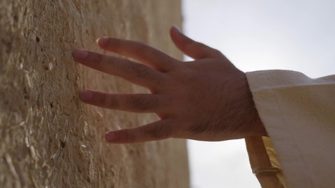 البيوت الطينية التراثية، يوم بدينا 1727 م، احياء ذكرى تأسيس الدولة السعودية الاولى 22 فبراير، تصوير مقرب ليد رجل عربي خليجي سعودي رتدي الزي الشعبي يقوم بلمس جدار من الطين