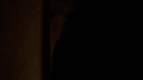 الاستعداد والتجهز للدفاع وحماية الوطن، استخدام السلاح للحفاظ على وممتلكات المملكة، تصوير ظلي لرجل عربي خليجي سعودي يرتدي زي شعبي تقليدي يمسك بيده البندقيه، يوم بدينا  1727 م، ذكرى تأسيس الدولة السعودية الأولى 22 فبراير، سالوييت