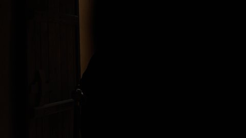 الاستعداد والتجهز للدفاع وحماية الوطن، استخدام السلاح للحفاظ على وممتلكات المملكة، تصوير ظلي لرجل عربي خليجي سعودي يرتدي زي شعبي تقليدي يمسك بيده البندقيه، يوم بدينا  1727 م، ذكرى تأسيس الدولة السعودية الأولى 22 فبراير، سالوييت