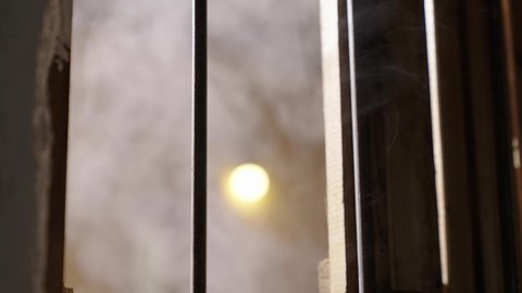 النوافذ الخشبية  على الطراز التاريخي القديم, الحضارة والأصالة والعراقة السعودية, القناديل المعدنية المضاءة المعلقة على الحائط الطيني, بيوت ومنشآت تراثية قديمة في المملكة العربية السعودية