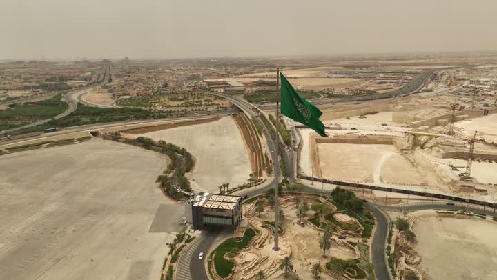 المناسبات والأعياد والاحتفالات الوطنية، يوم العلم السعودي 11 مارس، تصوير درون جوي لعلم المملكة العربية السعودية في مدينة الرياض، ذكرى اليوم الوطني السعودي 23 سبتمبر, مفهوم حب الوطن والانتماء اليه