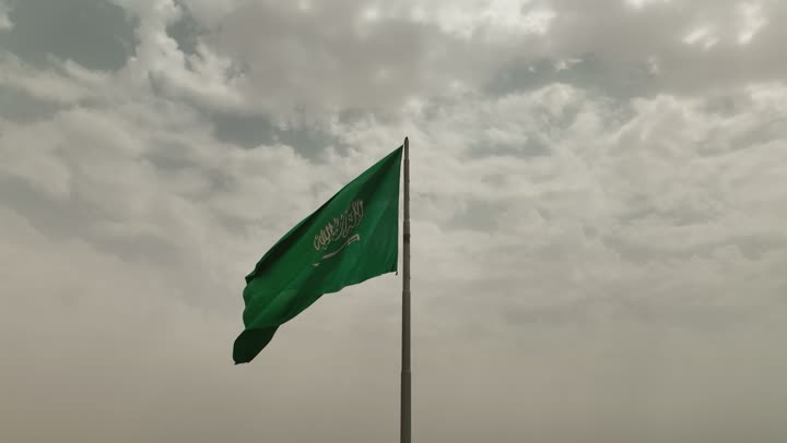 ذكرى اليوم الوطني السعودي 23 سبتمبر, مفهوم حب الوطن والانتماء اليه، المناسبات والأعياد والاحتفالات الوطنية، يوم العلم السعودي 11 مارس، تصوير درون جوي لعلم المملكة العربية السعودية في مدينة الرياض