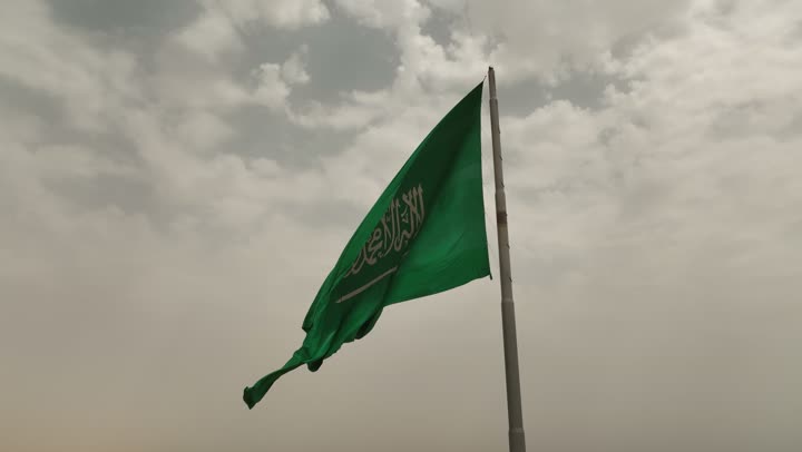 ذكرى اليوم الوطني السعودي 23 سبتمبر, مفهوم حب الوطن والانتماء اليه، المناسبات والأعياد والاحتفالات الوطنية، يوم العلم السعودي 11 مارس، تصوير درون جوي لعلم المملكة العربية السعودية في مدينة الرياض