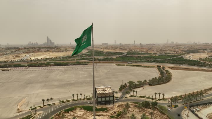 ذكرى اليوم الوطني السعودي 23 سبتمبر, مفهوم حب الوطن والانتماء اليه، المناسبات والأعياد والاحتفالات الوطنية، يوم العلم السعودي 11 مارس، تصوير درون جوي لعلم المملكة العربية السعودية في مدينة الرياض