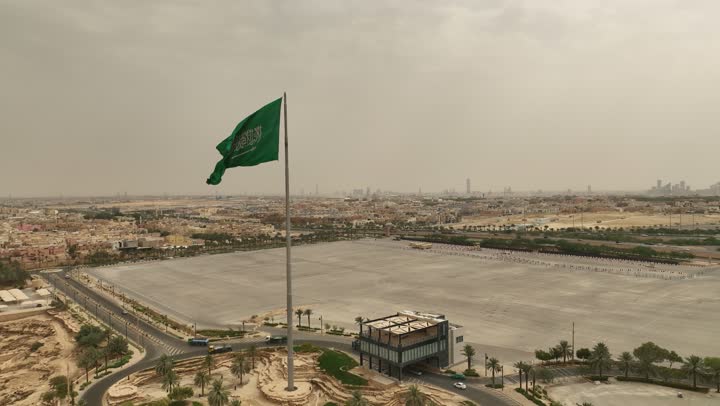مفهوم حب الوطن والانتماء اليه، المناسبات والأعياد والاحتفالات الوطنية، يوم العلم السعودي 11 مارس، تصوير درون جوي لعلم المملكة العربية السعودية في مدينة الرياض، ذكرى اليوم الوطني السعودي 23 سبتمبر