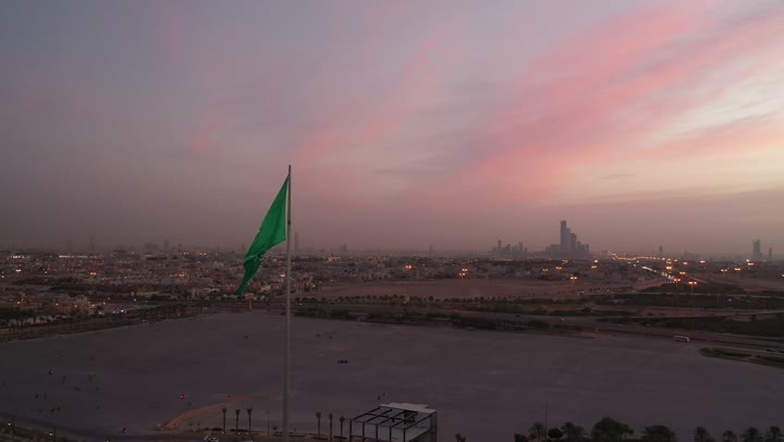 مفهوم حب الوطن والانتماء اليه، المناسبات والأعياد والاحتفالات الوطنية، يوم العلم السعودي 11 مارس، تصوير درون جوي لعلم المملكة العربية السعودية في مدينة الرياض، ذكرى اليوم الوطني السعودي 23 سبتمبر