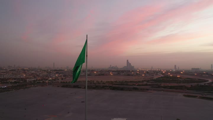 يوم العلم السعودي 11 مارس، تصوير درون جوي لعلم المملكة العربية السعودية في مدينة الرياض، الأعياد والمناسبات والاحتفالات الوطنية، ذكرى اليوم الوطني السعودي 23 سبتمبر, مفهوم حب الوطن والانتماء اليه