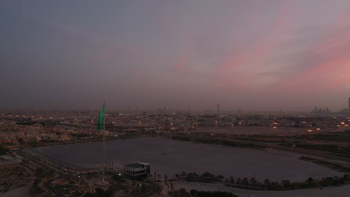 يوم العلم السعودي 11 مارس، تصوير درون جوي لعلم المملكة العربية السعودية في مدينة الرياض، الأعياد والمناسبات والاحتفالات الوطنية، ذكرى اليوم الوطني السعودي 23 سبتمبر, مفهوم حب الوطن والانتماء اليه
