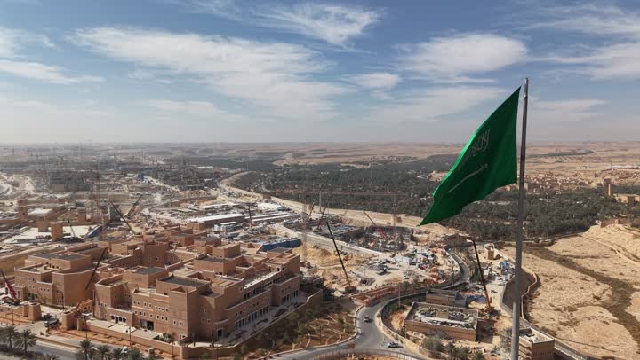 يوم العلم السعودي 11 مارس، تصوير درون جوي لعلم المملكة العربية السعودية في مدينة الرياض، الأعياد والمناسبات والاحتفالات الوطنية، ذكرى اليوم الوطني السعودي 23 سبتمبر, مفهوم حب الوطن والانتماء اليه