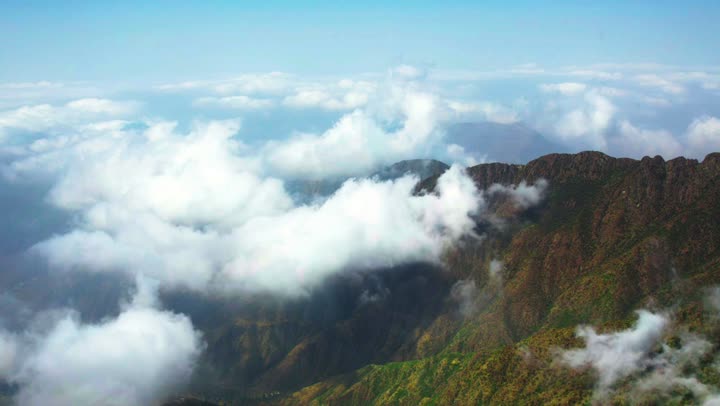 التكوينات والتشكيلات الصخرية للسلاسل والمرتفعات الجبلية في مدينة ابها، تصوير درون للغيوم البيضاء على قمم جبال السودة في منطقة عسير، الأماكن والمعالم السياحية الطبيعية المشهورة، الأجواء الضبابية جنوب المملكة العربية السعودية